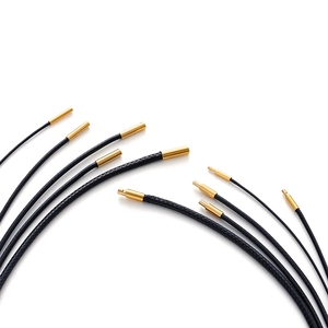 Detalle de cordones trenzados negros con conectores de metal dorado para joyas DIY