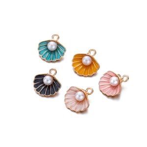 Detail van kleurrijke schelphangers met parels voor het maken van DIY-sieraden
