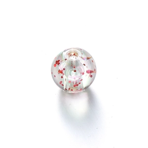 Macro-opname van transparante acrylkraal met rode pailletten voor DIY-sieraden