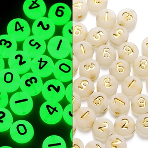 Dettaglio di perline acriliche numeriche con effetto luminoso verde e finitura dorata