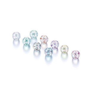Macro-opname van kleurrijke transparante 10mm acryl kralen met glitter lovertjes voor DIY sieraden