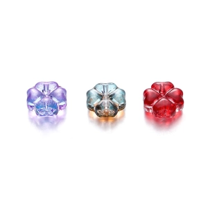 Primer plano de cuentas de trébol de vidrio de 10mm en morado, azul y rojo para joyas