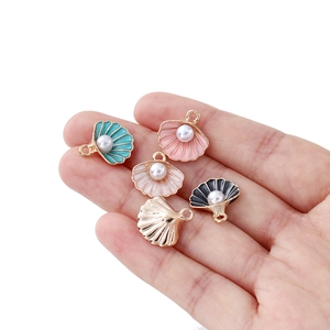 Set van schelphangers met parels voor DIY sieraden maken in vijf verschillende kleuren