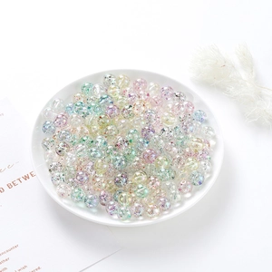 Macro-opname van kleurrijke glitter acryl kralen voor het maken van DIY-sieraden