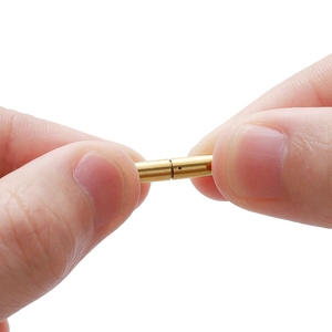 Primer plano detallado del cierre magnético dorado de acero inoxidable para collar de bricolaje