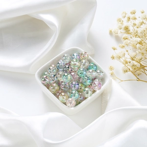 Macro detail van transparante 8mm acrylkralen met gekleurde glitters voor DIY sieraden