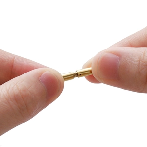 Detalle de cierres de rosca cilíndricos de latón para joyas DIY collares y brazaletes