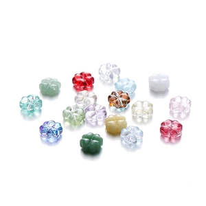Vista de cuentas de vidrio de 10mm con forma de trébol para crear joyas artesanales
