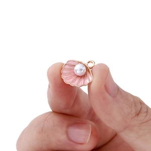 Roze emaille schelpbedel met parelaccent in goudlegering voor doe-het-zelf sieraden