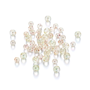 Detail van ronde acrylkralen met gekleurde lovertjes en gat voor het maken van DIY-sieraden