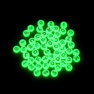 Vista dettagliata delle perle acriliche luminose con lettere per gioielli fai da te