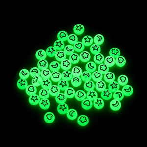 Perle acriliche luminose verdi con icone di stelle e lune per creazione di gioielli fai-da-te
