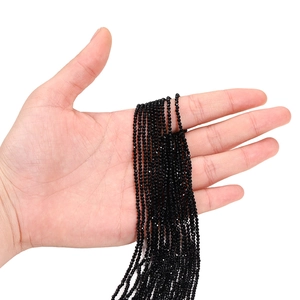 Détail de perles en cristal noir facetté de 2mm pour la création de bijoux DIY