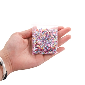 Bunte gemischte Blumen-Pailletten in einem Klarsichtbeutel für DIY-Nagelkunst