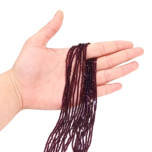 Détail de perles en verre facetté violet foncé de 2mm pour création de bijoux DIY