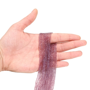 Gros plan de perles de verre violettes facettées de 2mm pour la création de bijoux