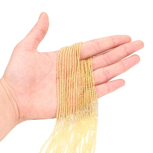 Vue macro de perles en verre de cristal facetté jaune 2mm pour création de bijoux DIY