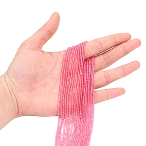 Gros plan de perles en verre cristal rose facetté de 2mm pour bijoux faits main