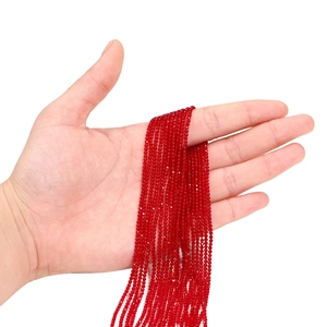 Détail macro de perles de cristal de verre facettées rouges de 2mm pour bijoux