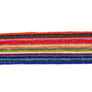 Vue macro de fils de perles de cristal facettées de 2mm multicolores pour bijoux DIY