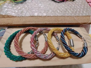 Détail de bracelets faits main en perles de verre 2mm avec fermoirs métalliques ethniques