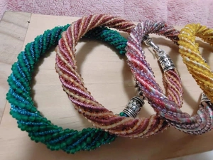 Vue macro de bracelets en perles de verre 2mm avec détail du fermoir en argent S925