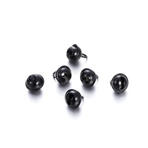 Detailansicht von fünf schwarzen 14mm Metallglöckchen für Bastelarbeiten und Halsbänder