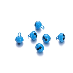 Nahaufnahme der 14mm blau lackierten Metallglocken mit Öse für Bastelarbeiten