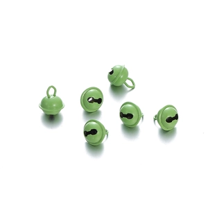 Nahaufnahme von grasgrünen 14mm Metallglocken für DIY-Handwerk und Haustierzubehör