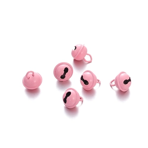 Detailansicht von sechs rosa lackierten 14mm runden Metallglocken mit Aufhängeschlaufe
