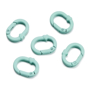 Détail de mousquetons ovales 28mm vert menthe avec design cœur et finition mate