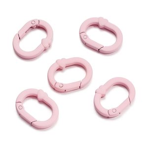 Détail de cinq mousquetons en forme de cœur rose mat pour la création de porte-clés DIY