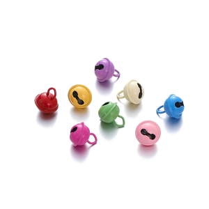 Draufsicht auf bunte 14mm Metallglöckchen in verschiedenen leuchtenden Bonbonfarben