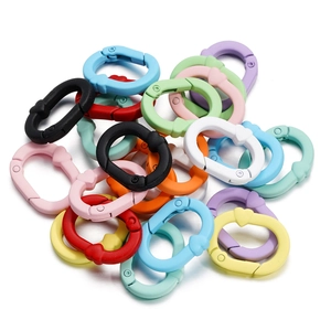 Détail de porte-clés ovales de 28 mm colorés avec fermoirs à ressort en forme de cœur
