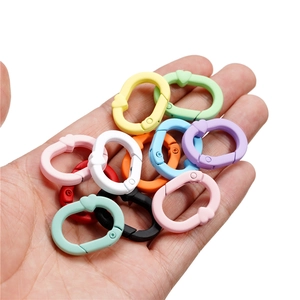 Main tenant des anneaux à ressort ovales cœur colorés de 28mm pour porte-clés DIY