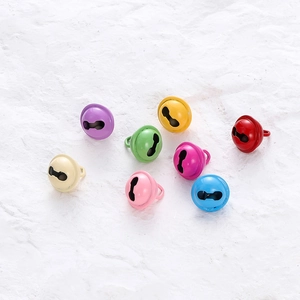 Detailaufnahme von 14mm bunten, glänzend lackierten Metallglöckchen in verschiedenen Farben