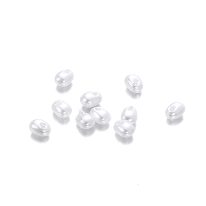 Dettaglio macro di perle barocche bianche irregolari con finitura lucida per gioielli DIY