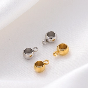 Détails macro des perles bélières de 6mm en acier inoxydable pour bijoux DIY