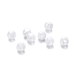 Dettaglio di perle barocche in ABS bianco con fori per la creazione di gioielli fai-da-te