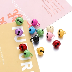 Nahaufnahme bunter 14mm Metallglöckchen für Bastelarbeiten und Haustierhalsbänder