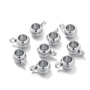 Détail macro de perles en acier poli 6mm avec anneau pour création de bijoux DIY