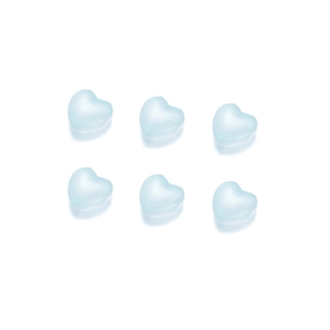 Set di sei perline di vetro a forma di cuore azzurro per gioielli fai-da-te su fondo bianco