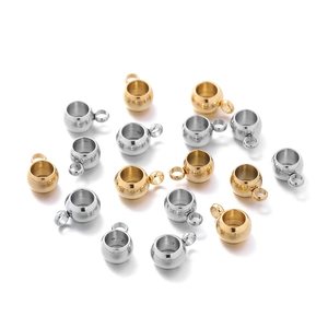 Gros plan de calottes de perles en acier inoxydable 6mm avec anneaux pour bijoux DIY