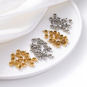 Vue détaillée de perles d'espacement de 6mm en or et argent avec boucles sur céramique