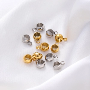 Vue macro de perles d'espacement de 6mm en acier inoxydable doré et argenté sur soie