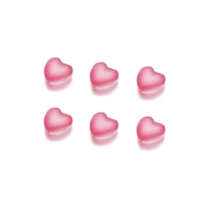 Dettaglio macro di sei perline a cuore rosa con effetto occhio di gatto per gioielli