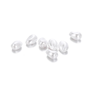 Dettaglio di perle barocche irregolari in ABS con fori per creazione gioielli DIY