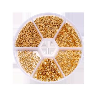 Detalle del set de accesorios para joyas DIY bañados en oro 18K en caja organizadora de 6 rejillas