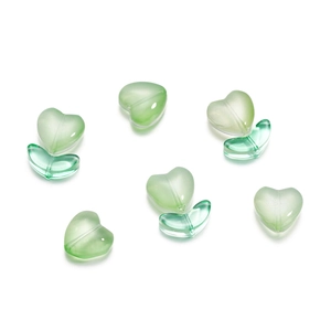 Dettaglio macro di perline di vetro a forma di tulipano verde chiaro per gioielli