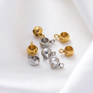 Détail macro de perles d'espacement de 6mm en acier inoxydable avec boucle sur soie